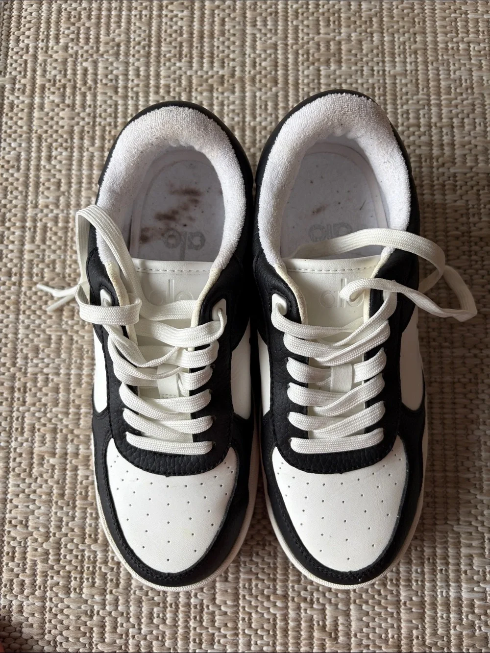 ALO Yoga Recovery Mode Sneaker in Black/White - 6